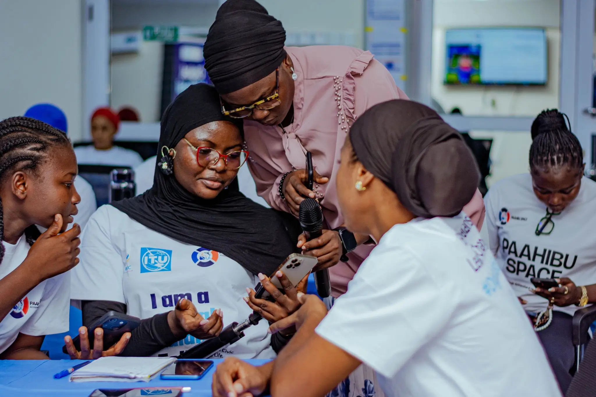 Digital Walansi Fellows and students exploring Walansi Kontonbile together on a phone